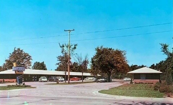 Beltline Motel (Pleasant Motel) - Old Postcard (newer photo)